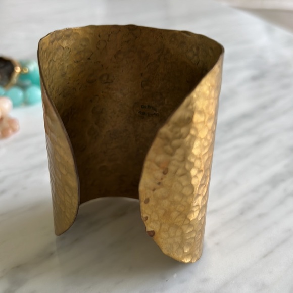 De Petra Hammered Gold Green Stone Cuff - Picture 5 of 5